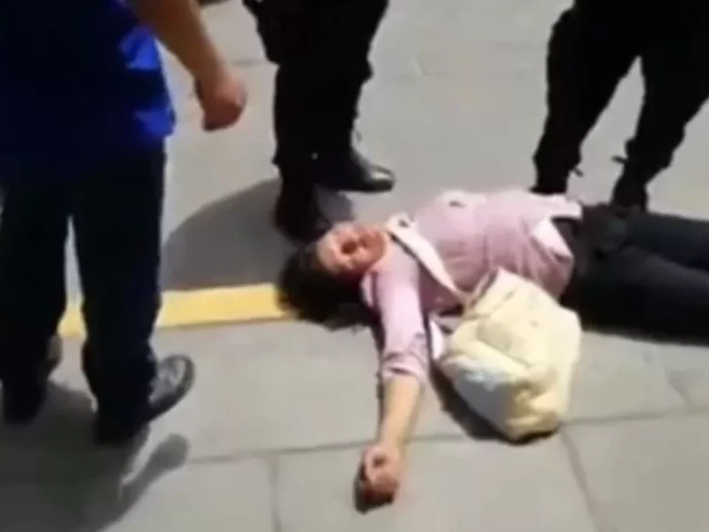 Mujer finge desmayarse para evitar ser detenida, la apodan ‘Lady Tlacuache’ (VIDEO)