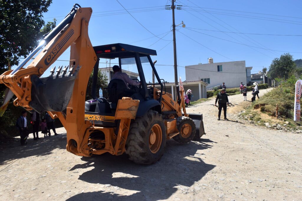 Porfirio Loeza inicia rehabilitación  de caminos en Gómez Poniente