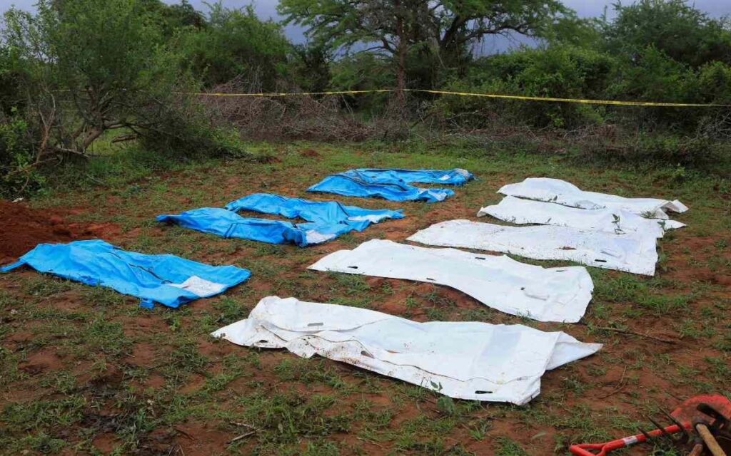 Cadáveres en fila en el suelo en Kenia, África.