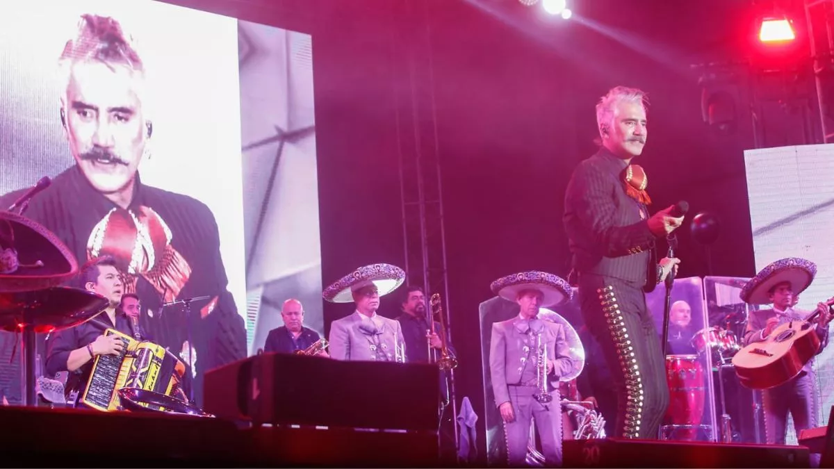 Alejandro Fernández canta ‘Mátalas’ en Feria de Puebla