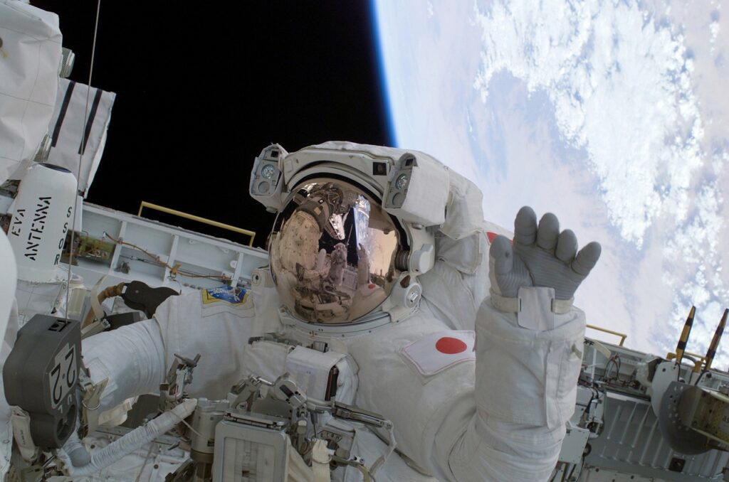 Astronauta en su nave espacial