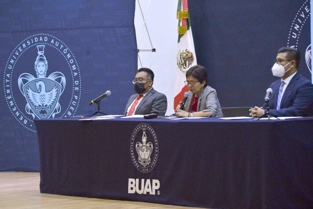 Lilia Cedillo con Consejo Universitario BUAP