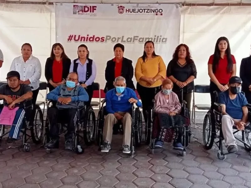 DIF de Huejotzingo entrega sillas de ruedas