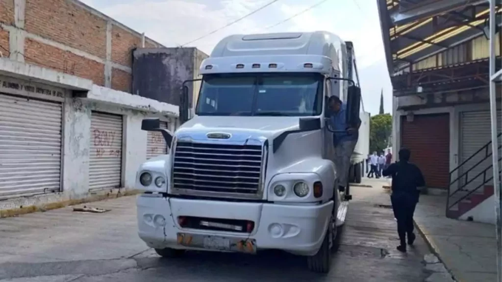 Diez colchones y 30 bases, lo recuperado en tráiler de Liverpool en mercado La Cuchilla