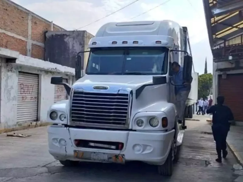 Diez colchones y 30 bases, lo recuperado en tráiler de Liverpool en mercado La Cuchilla