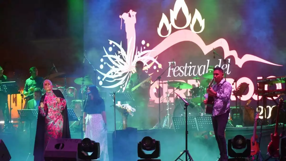 Festival Cerro Rojo en Tlatlauquitepec inician conciertos y preparan danza de voladores