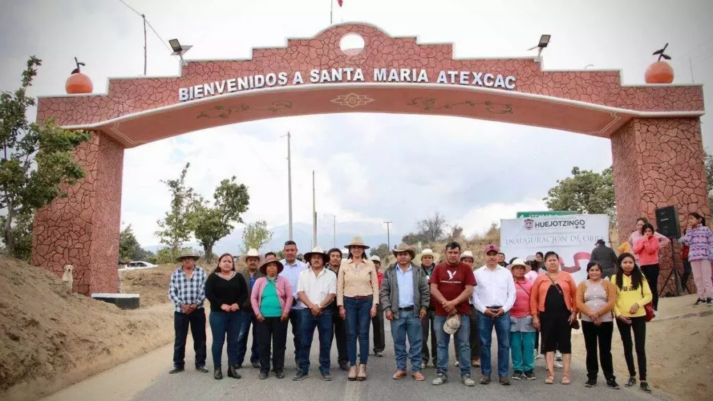 Inaugura Angélica Alvarado arco en Atexcac