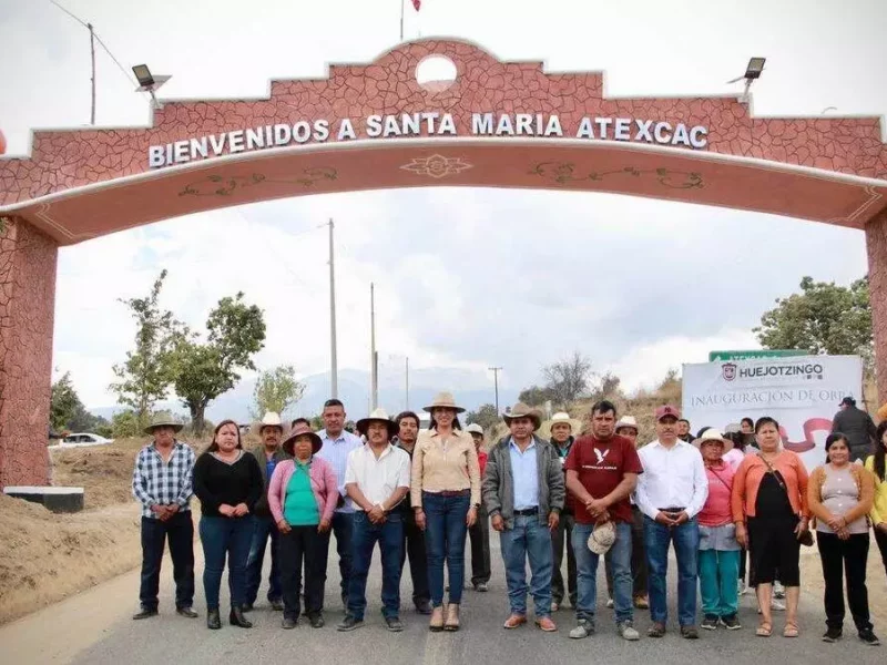 Inaugura Angélica Alvarado arco en Atexcac