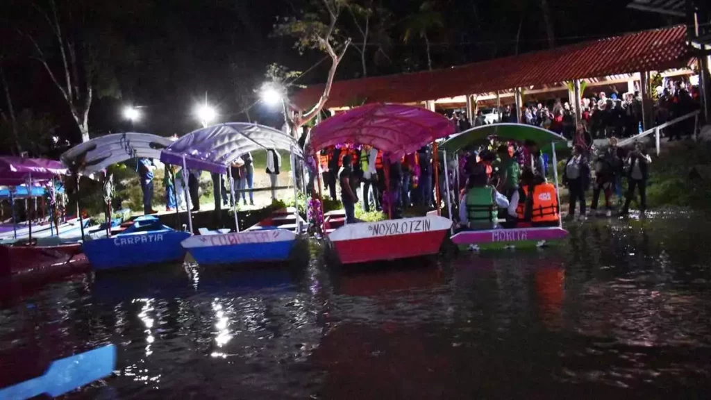 Lanchas para recorrido dentro de la Presa de La Soledad en Tlatlauquitepec