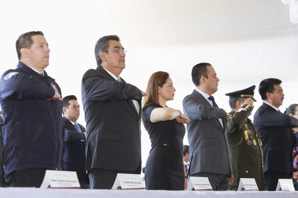 Sergio Salomón entrega reconocimeintos en Día de la y del Policía Estatal.