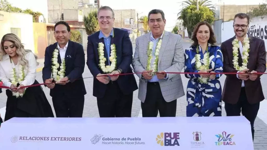 Marcelo Ebrard y el gobernador Sergio Salomón inaugurado oficinas de la SRE en Tepeaca.