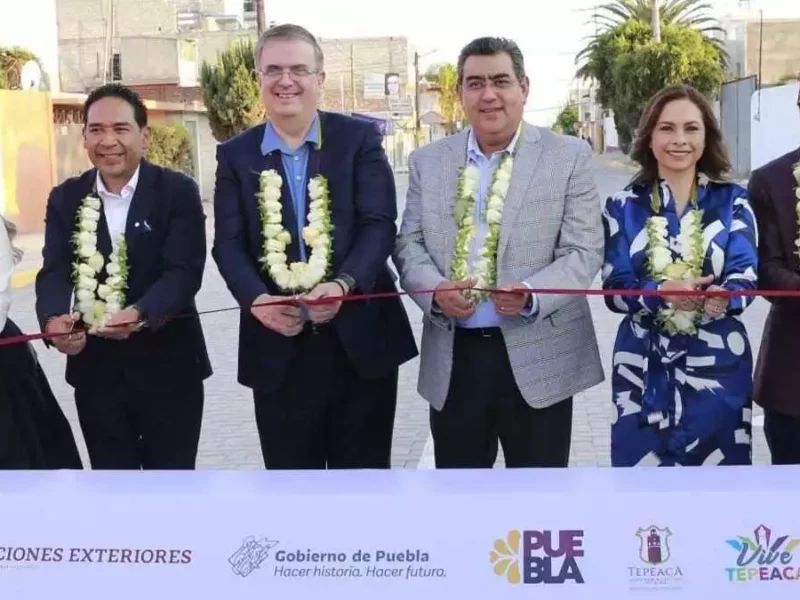 Marcelo Ebrard y el gobernador Sergio Salomón inaugurado oficinas de la SRE en Tepeaca.