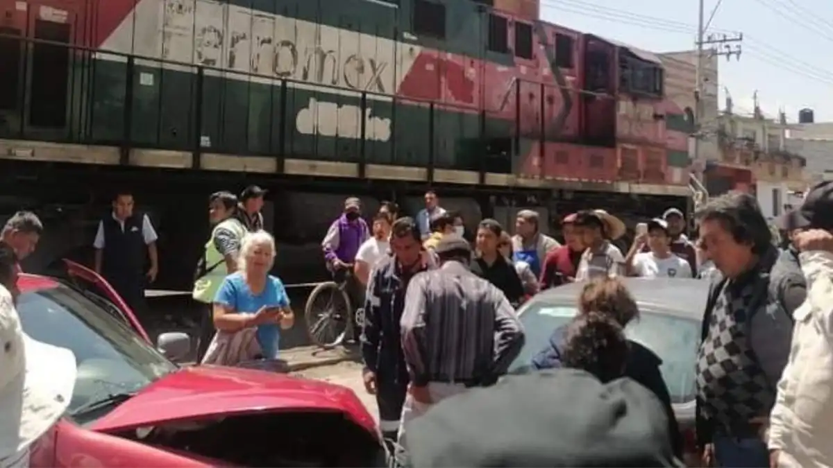 Pareja de la tercera edad es arrastrada por tren en Tlaxcala, querían ganarle el paso