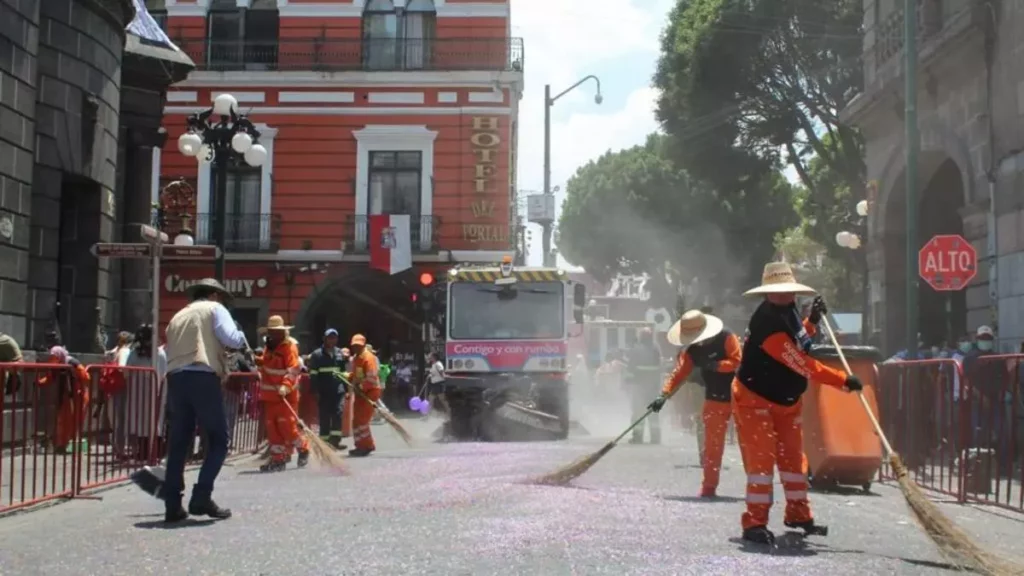 Personal de limpia tras el paso de la procesión de Viernes Santo