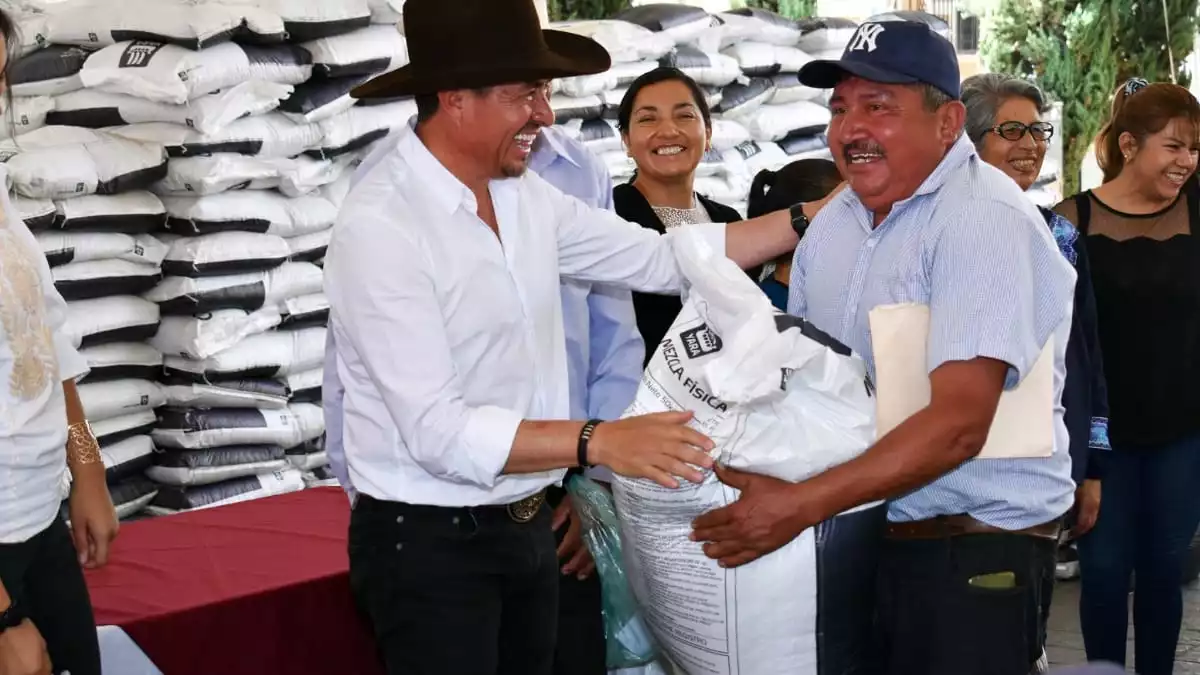 Porfirio Loeza entrega 178 toneladas de fertilizante a productores de Tlatlauquitepec