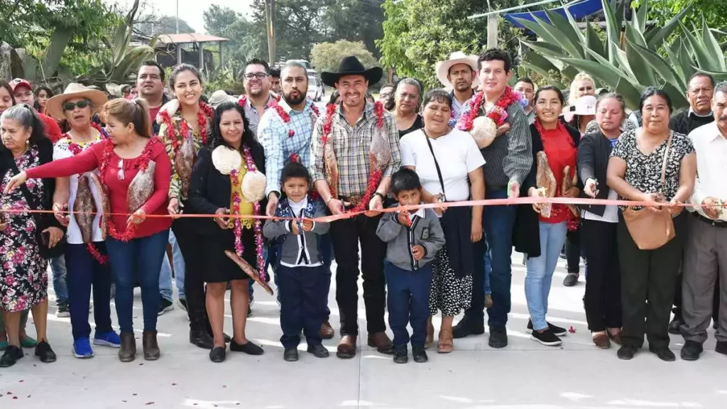 Porfirio Loeza entrega pavimentación en la comunidad Gómez Oriente