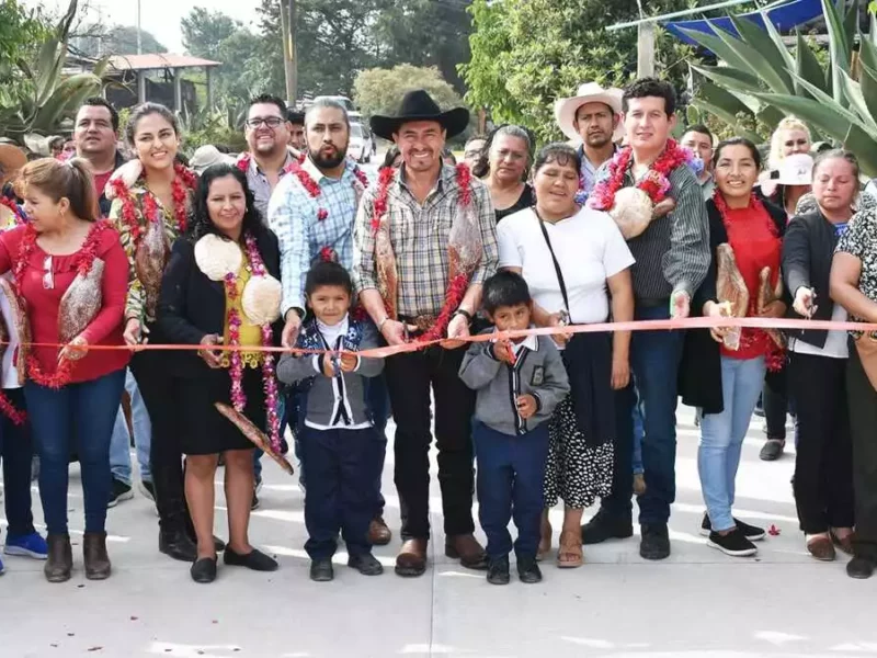 Porfirio Loeza entrega pavimentación en la comunidad Gómez Oriente