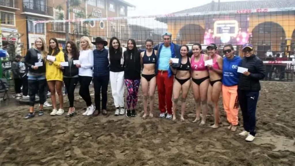 Presentación del equipo ganador de voleiboll de playa