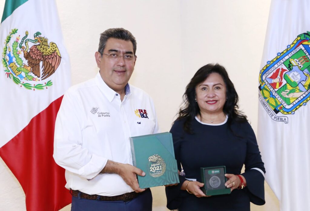 Sergio Salomón con la directora de la Oficina de Pasaportes de la dependencia federal en Puebla, Sandra González de Yta