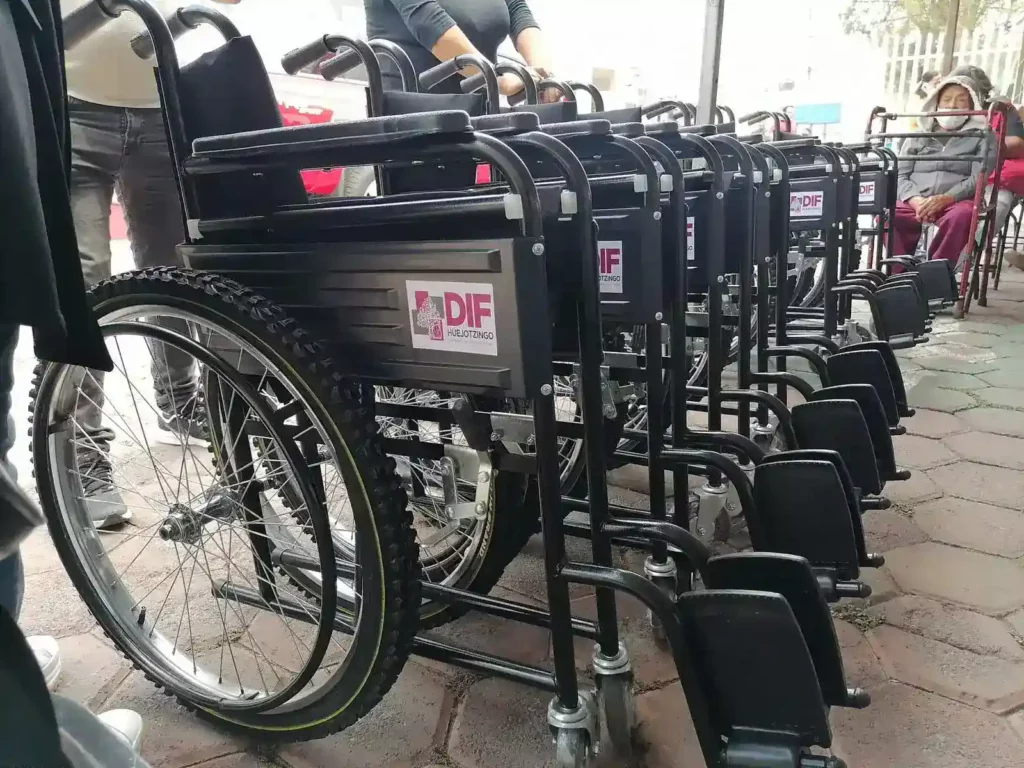 Sillas de ruedas entregadas a personas vulnerables en Huejotzingo