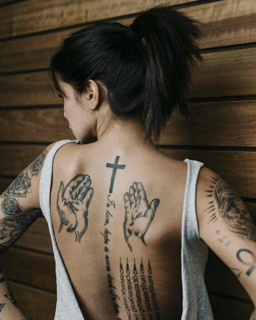 Tatuaje de cruz y manos santas