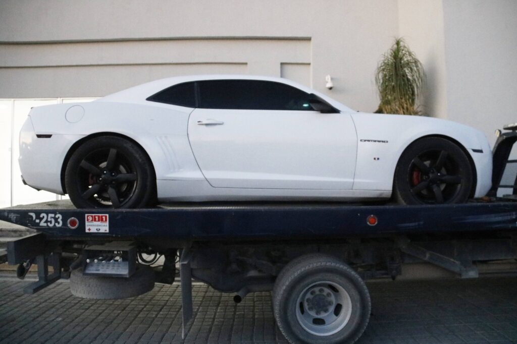 Vehículo Chevrolet, Camaro, color blanco Con placas de circulación del Estado de México