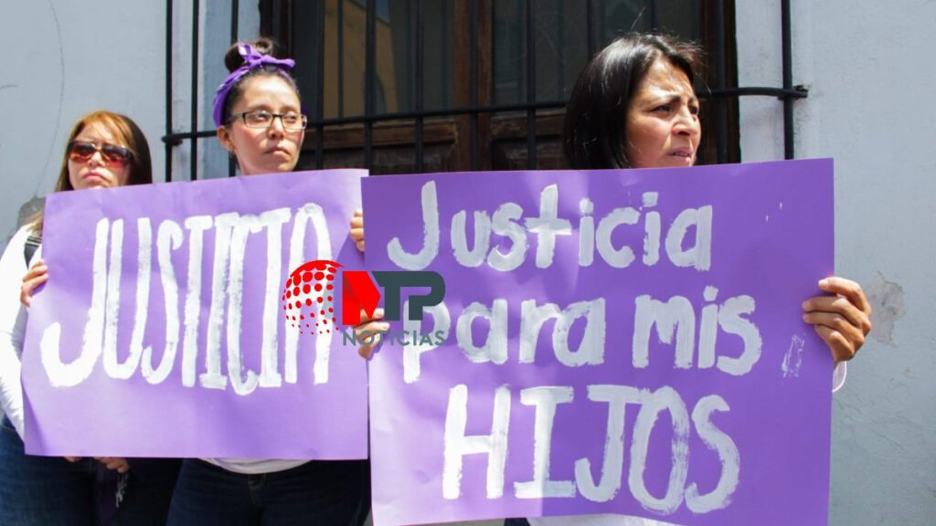 Mujeres protestan contra expareja violentadora en Puebla.