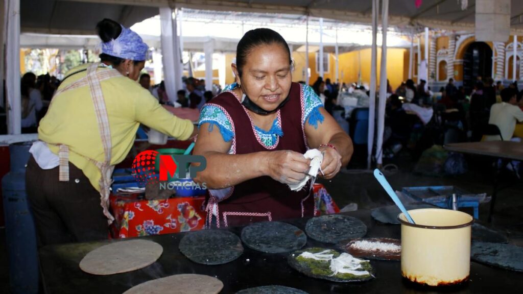 Señora preparando memela en comal, La Resurrección, Puebla.
