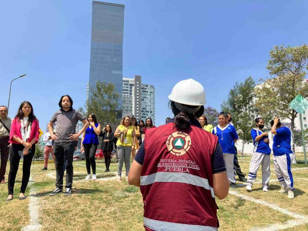 Personal de Protección Civil Puebla vigila simulacro.
