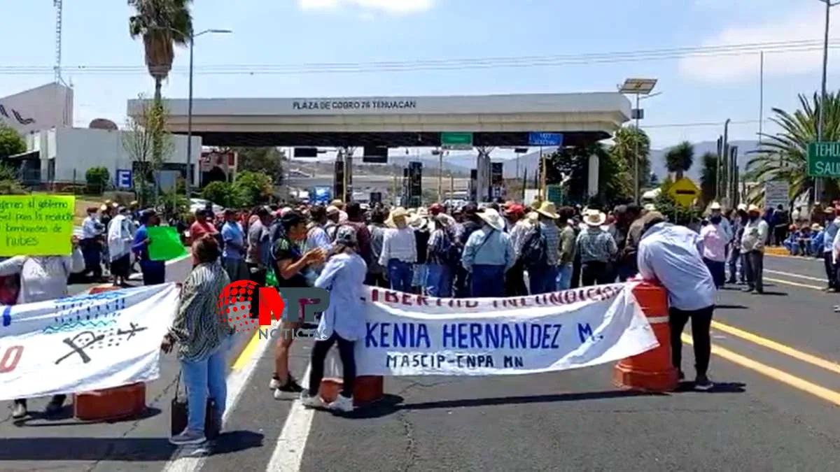 Bloquean la Puebla-Oaxaca y Puebla-Tehuacán para exigir no más avionetas antilluvias