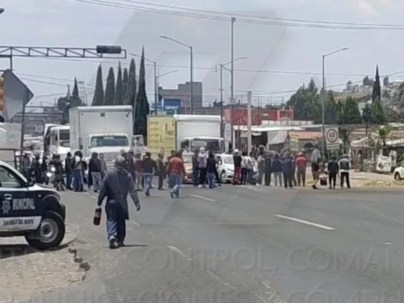 Bloquean la vía corta Chiautempan-Puebla para exigir una cancha de futbol con pasto
