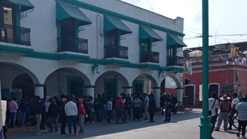 Pobladores protestan en presidencia municipal de San Pablo del Monte, Tlaxcala, exigen una cancha para futbol.