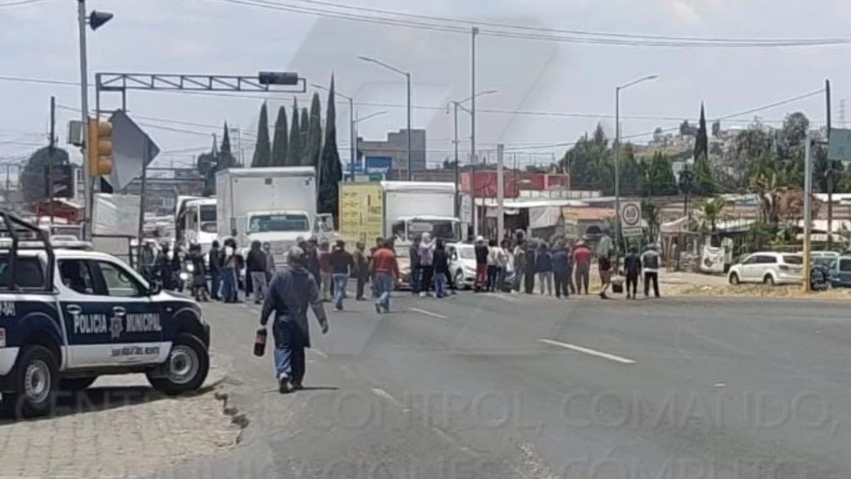 Bloquean la vía corta Chiautempan-Puebla para exigir una cancha de futbol con pasto