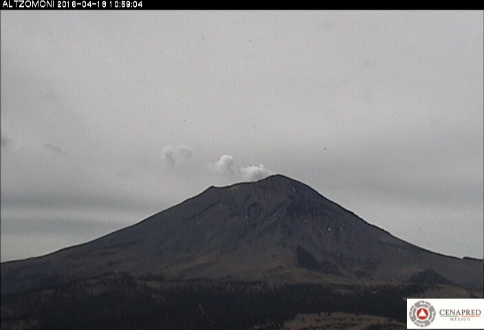 Volcán Popocatépetl con fumarola en la madrugada de martes 18 de abril de 2023.