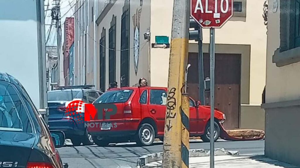 Patrulla de San Pedro Cholula choca con otro auto en Puebla.