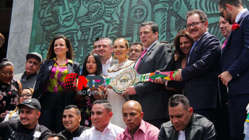 Diputados con cinturón de boxeo conmemorativo Puebla-Jalisco.