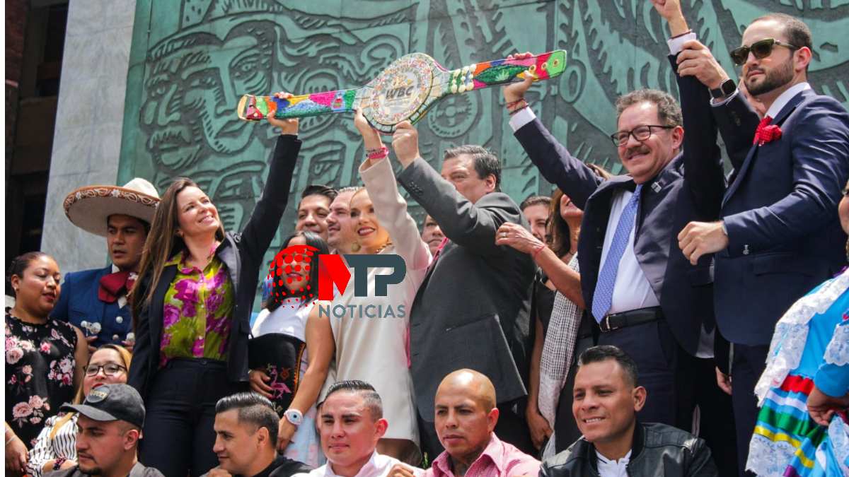 Diputados muestran cinturón de boxeo conmemorativo Puebla-Jalisco.
