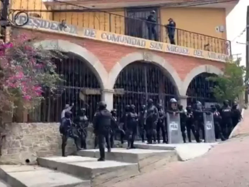 Con armas largas custodian presidencia en San Miguel del Milagro, por conflicto político