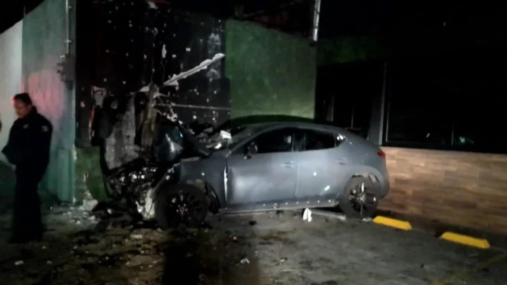 Conductor borracho choca auto contra poste y abre boquete en gimnasio de Zavaleta