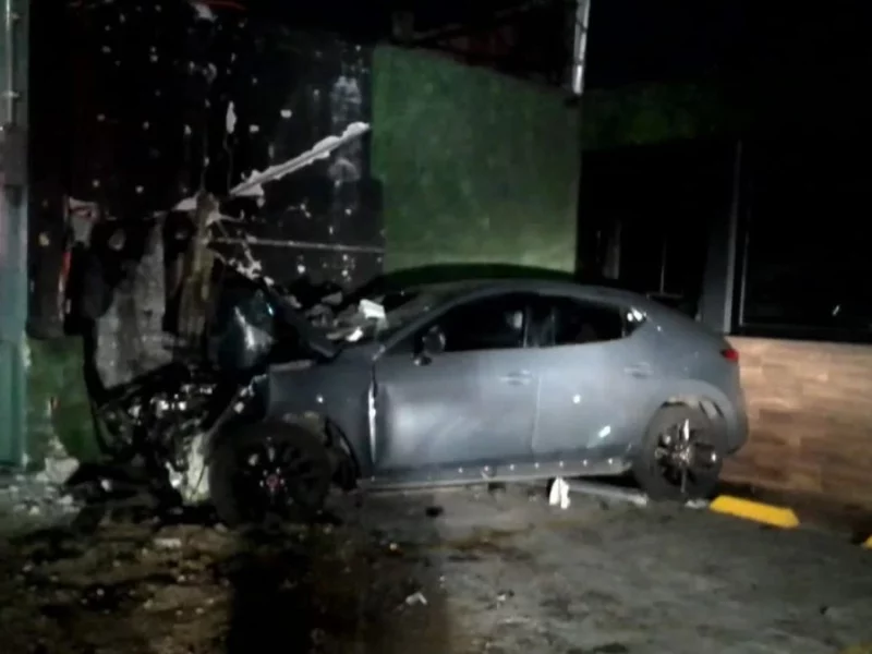 Conductor borracho choca auto contra poste y abre boquete en gimnasio de Zavaleta