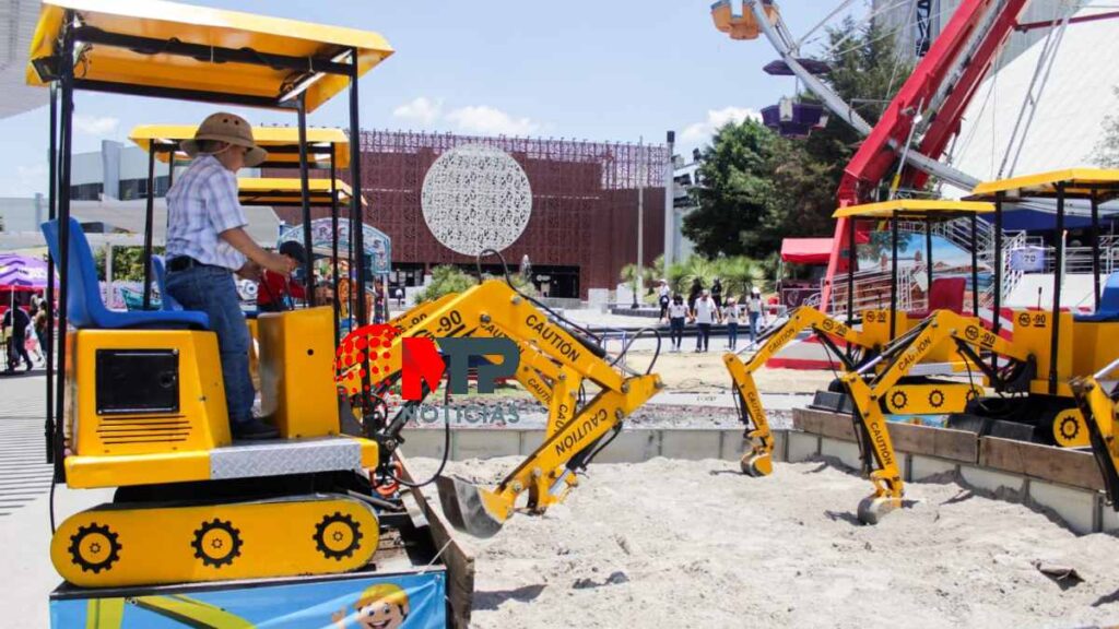 Juegos de máquinas de construcción en Feria de Puebla 2023.