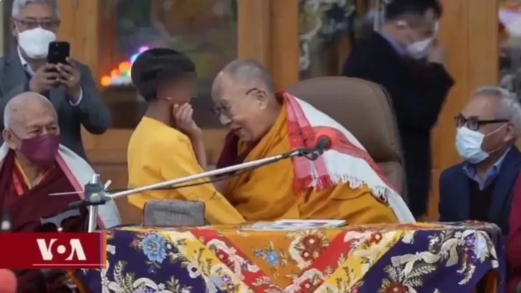 ¡Escándalo! Dalai Lama besa en la boca a niño y pide que le chupe la lengua