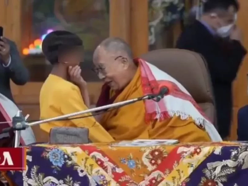 ¡Escándalo! Dalai Lama besa en la boca a niño y pide que le chupe la lengua