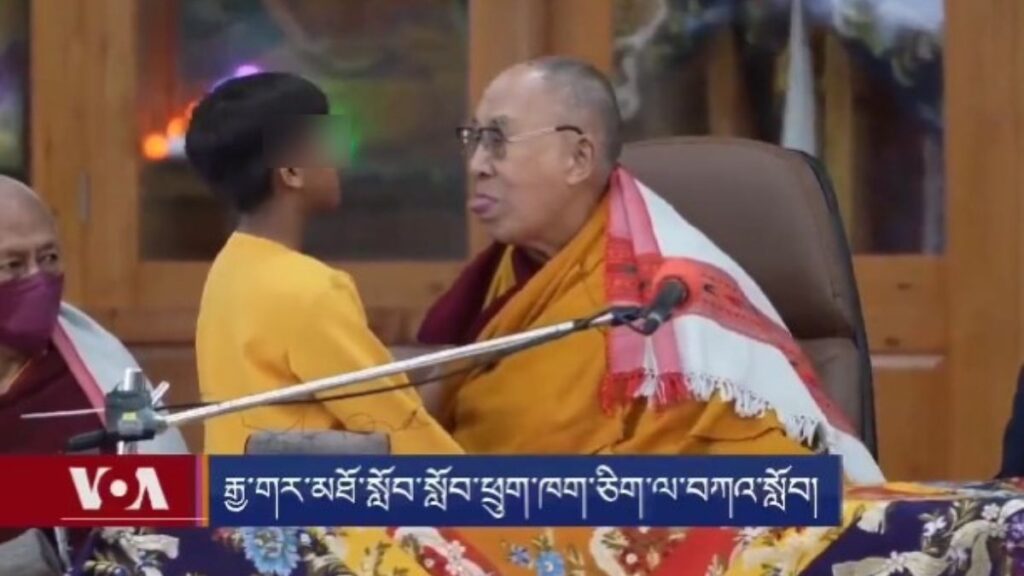¡Escándalo! Dalai Lama besa en la boca a niño y pide que le chupe la lengua