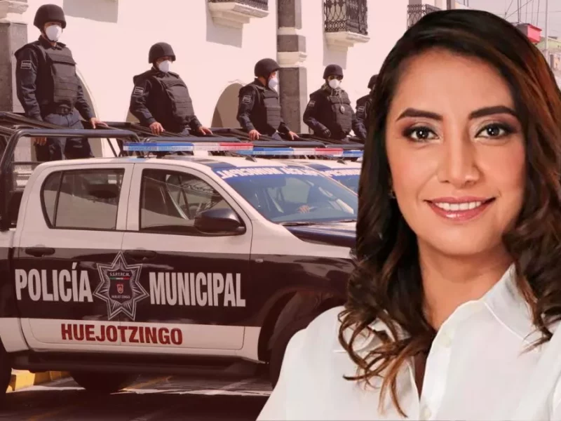Angélica Alvarado y de fondo policías de Huejotzingo