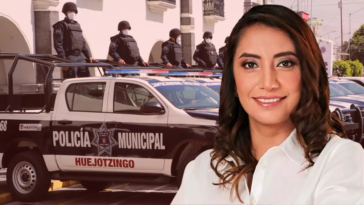 Angélica Alvarado y de fondo policías de Huejotzingo