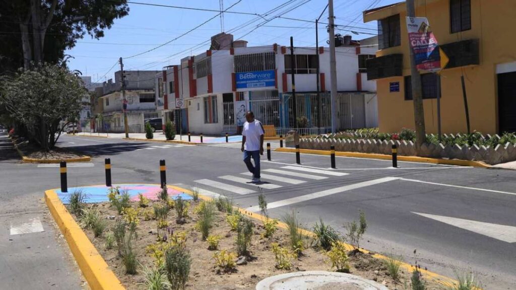 Hombre caminando en paso peatonal en Puebla.