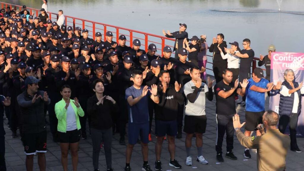 Eduardo Rivera y funcionarios previo a carrera