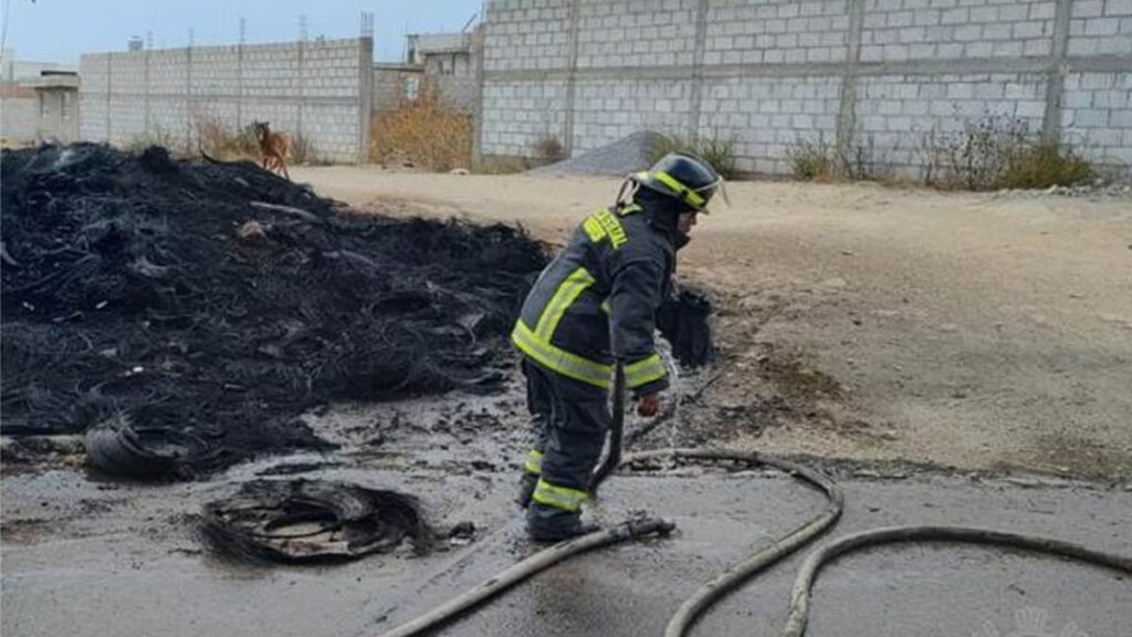 Bombero de Puebla logra mitigar un incendio.