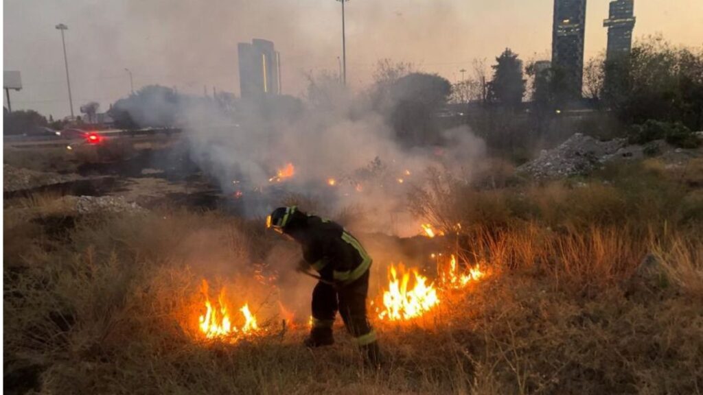 Bombero de Puebla intenta controlar quema de pastizal